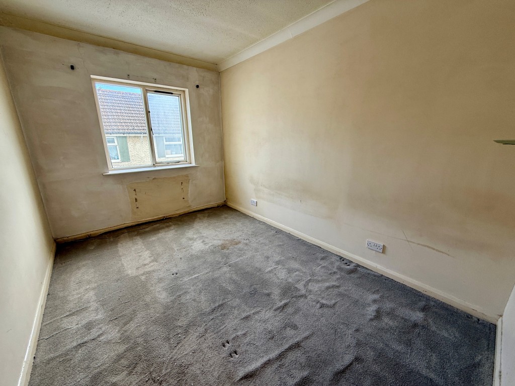 Lot: 201 - FLAT FOR IMPROVEMENT - Bedroom one